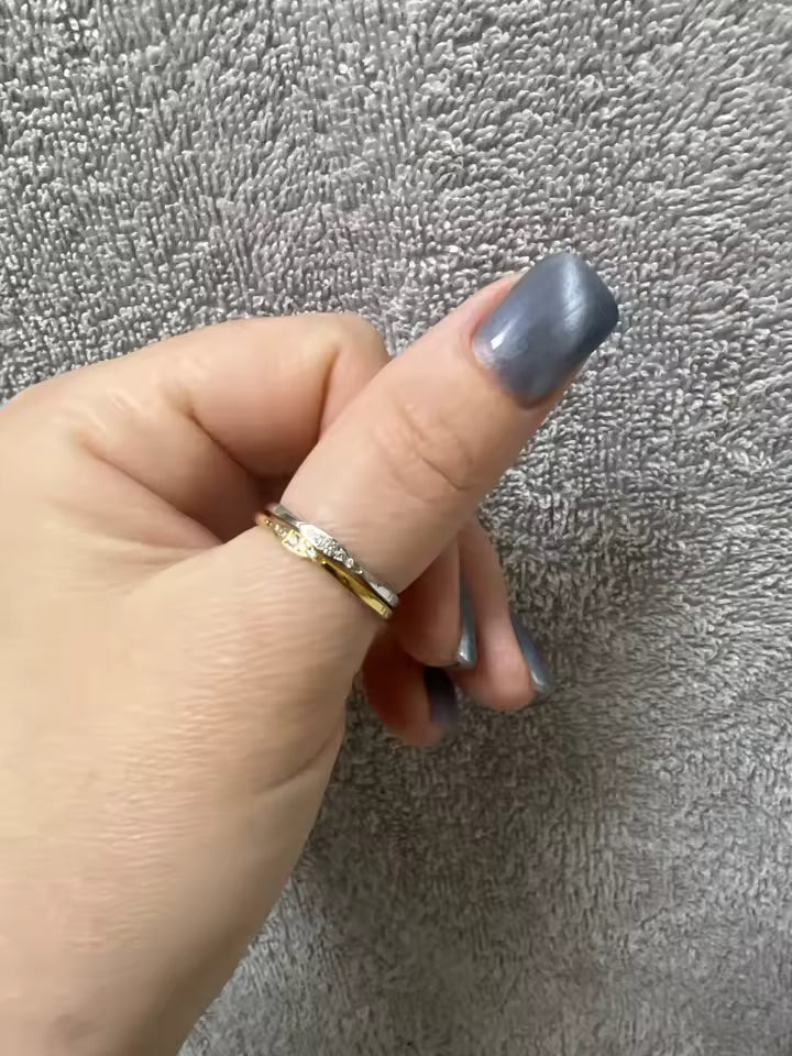 Anillo Geométrico con Circonitas Bañado en Oro 18K o Platino — Elegancia Minimalista