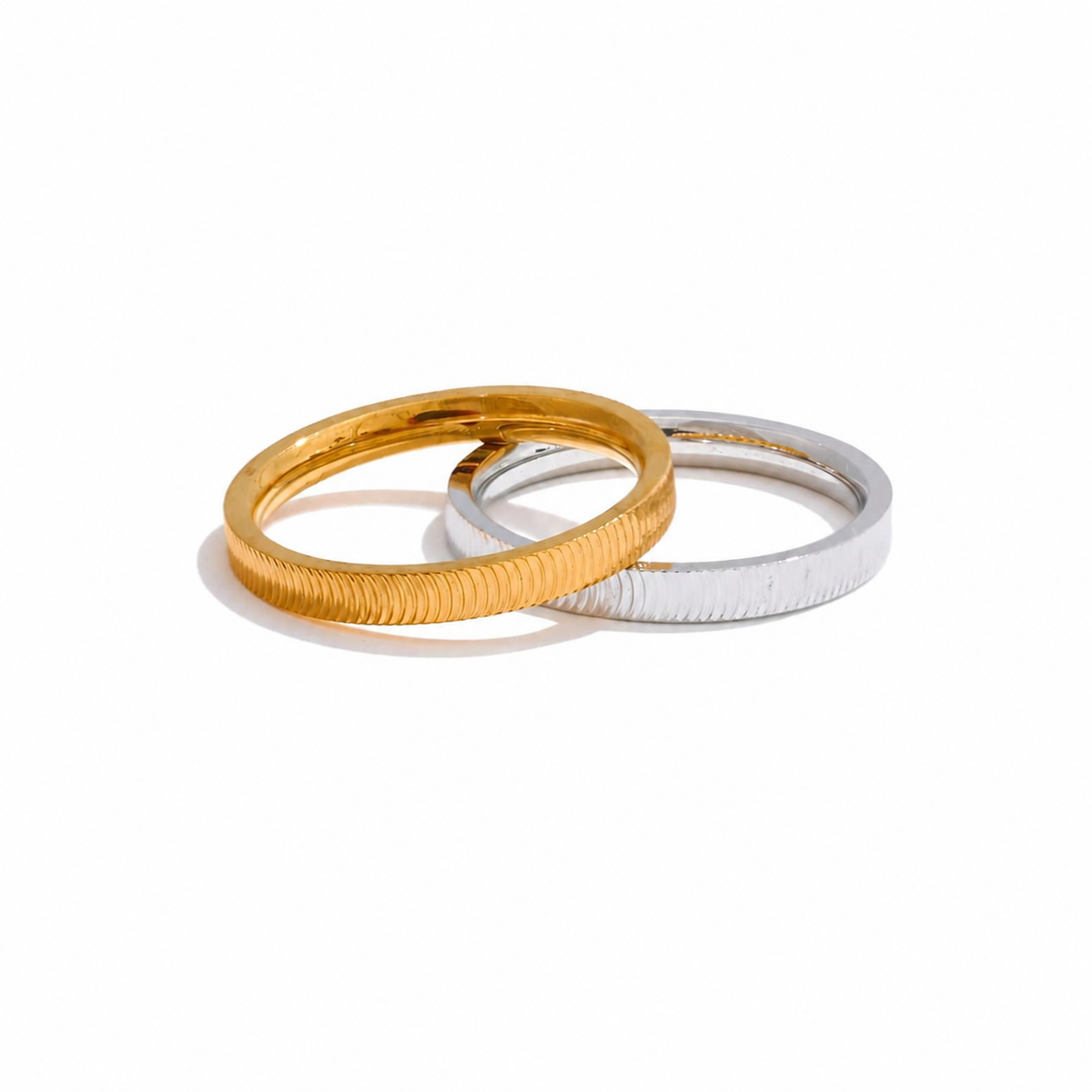 Anillo Redondo Minimalista Bañado en Oro 18K — Elegancia Atemporal