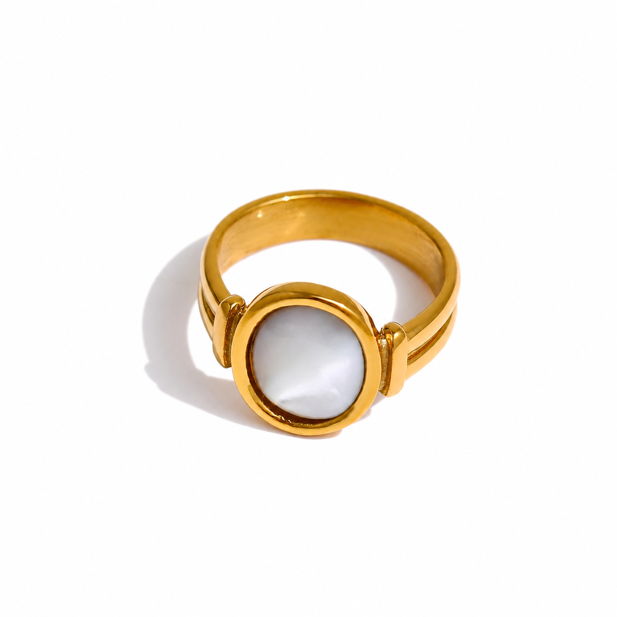 Anillo Redondo de Concha Natural Bañado en Oro 18K  — Elegancia Francesa