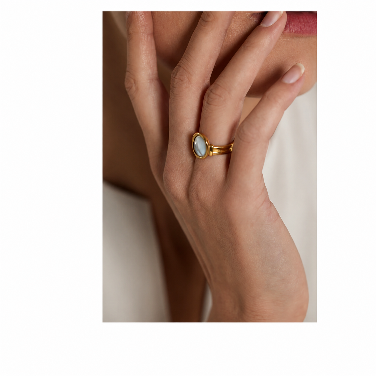 Anillo Redondo de Concha Natural Bañado en Oro 18K  — Elegancia Francesa