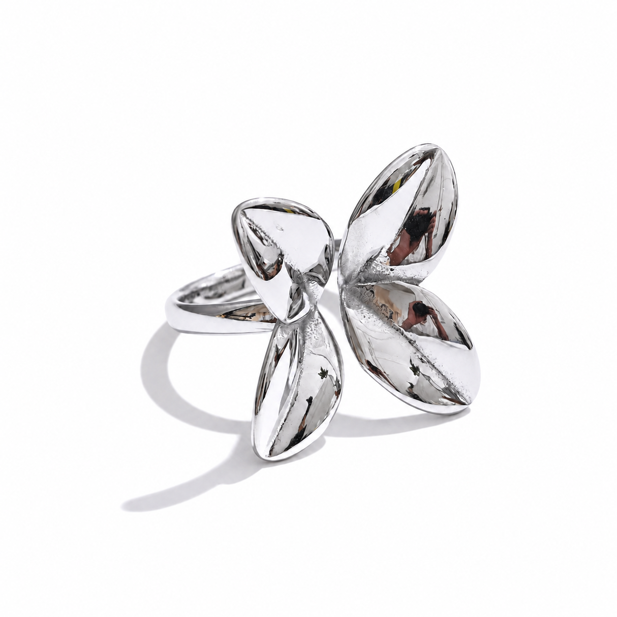 Anillo Floral Ajustable Bañado en Oro 18K o Platino— Elegancia Minimalista