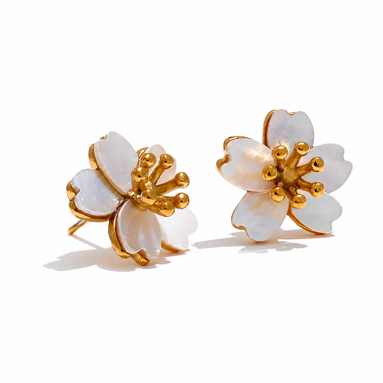 Pendientes Florales de Concha Natural Bañados en Oro 18K — Elegancia Diaria