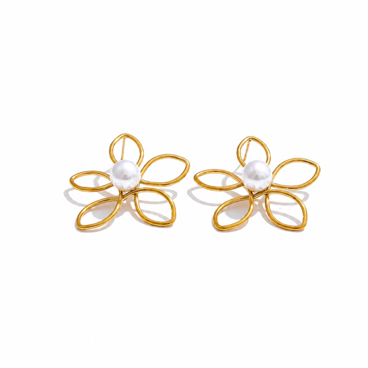 Pendientes Delicados con Perla Bañados en Oro 18K — Elegancia Veraniega