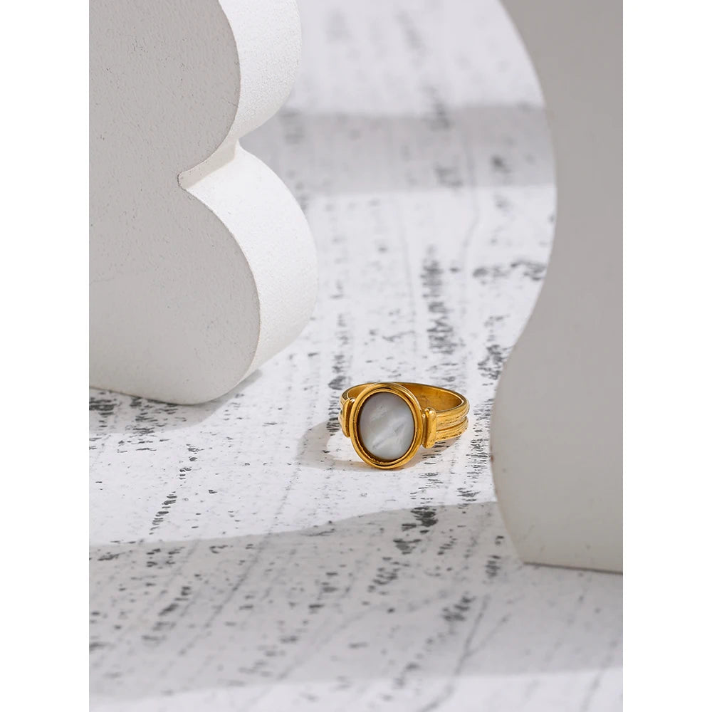 Anillo Redondo de Concha Natural Bañado en Oro 18K  — Elegancia Francesa