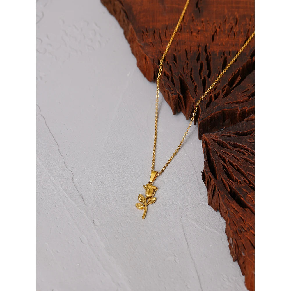 Collar Floral Elegante Bañado en Oro 18K