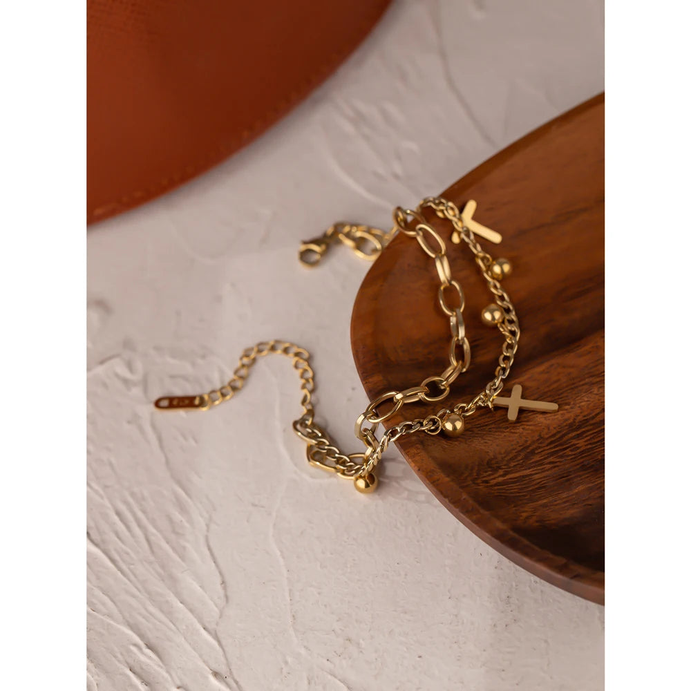 Pulsera Cruz en Capas Bañada en Oro 18K — Estilo Trendy Chic