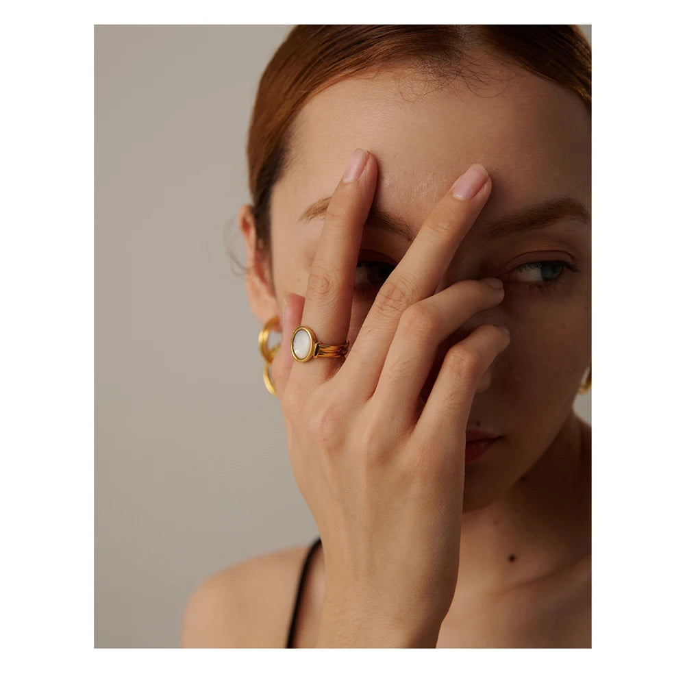 Anillo Redondo de Concha Natural Bañado en Oro 18K  — Elegancia Francesa
