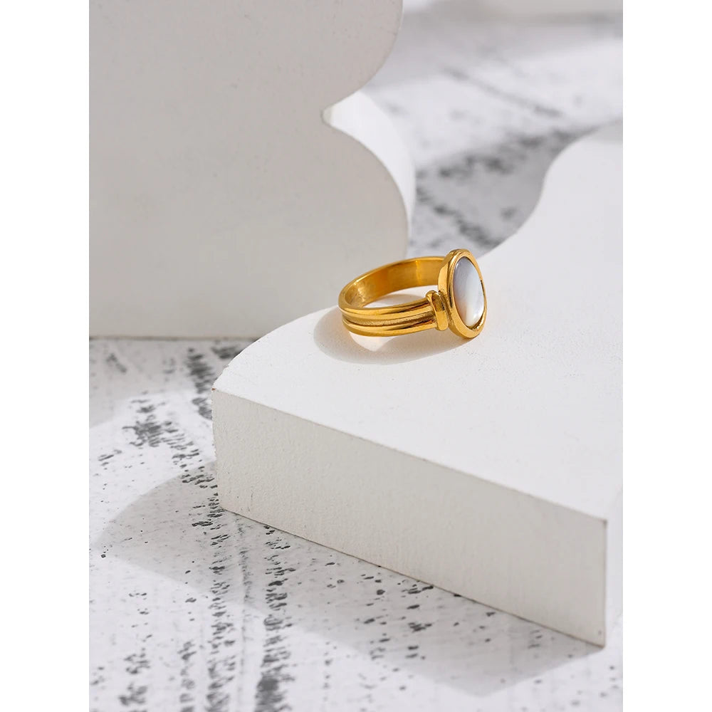 Anillo Redondo de Concha Natural Bañado en Oro 18K  — Elegancia Francesa