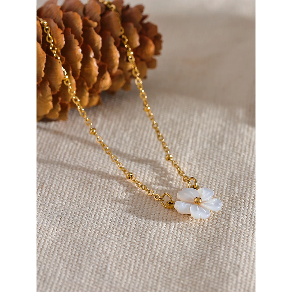 Collar Flor de Concha Natural Bañado en Oro 18K
