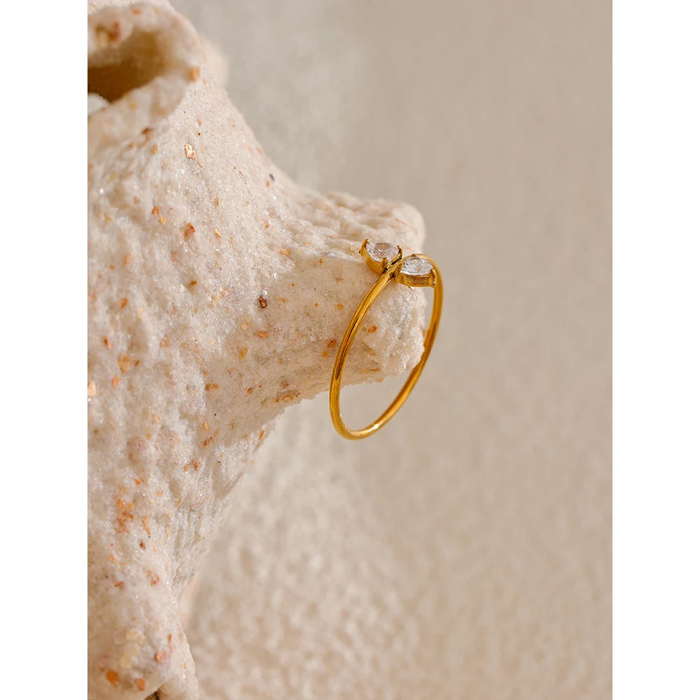 Anillo Fino con Circonita Bañado en Oro 18K — Elegancia Delicada