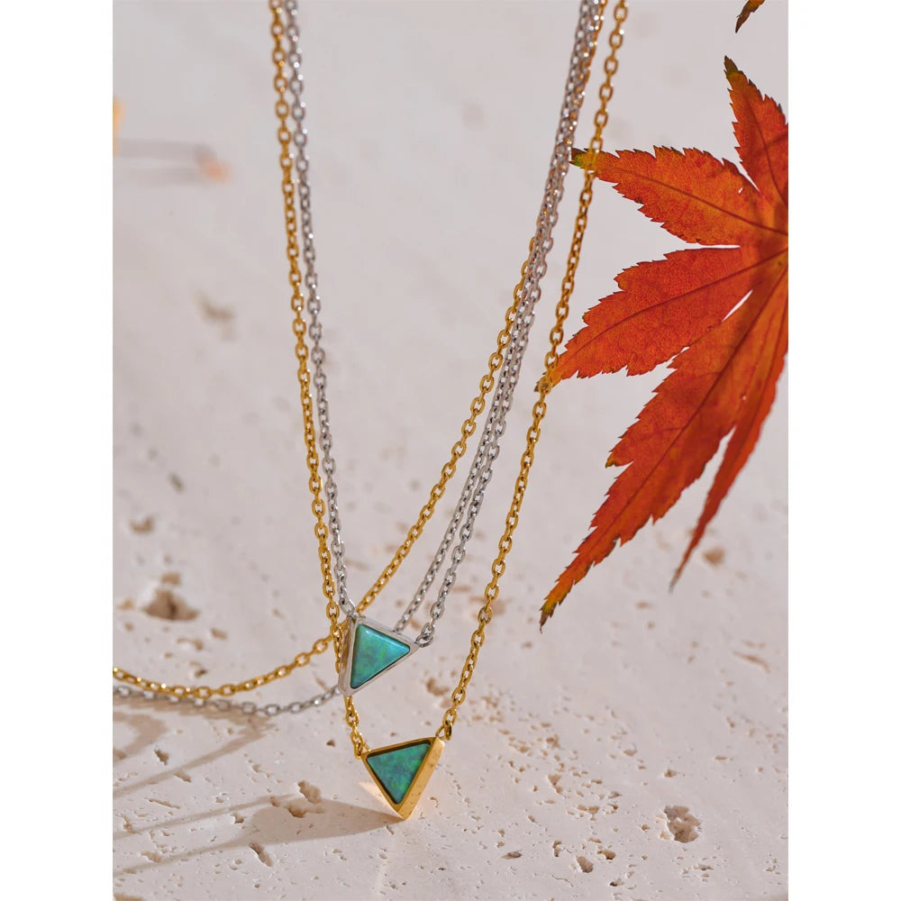 Collar Delicado Bañado en Oro 18K oPlatino de Ópalo Natural con Diseño Triángulo
