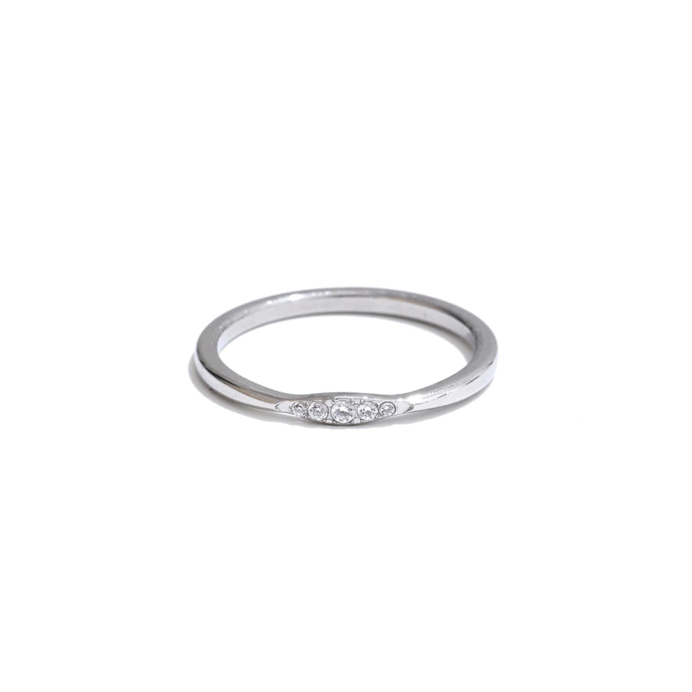 Anillo Geométrico con Circonitas Bañado en Oro 18K o Platino — Elegancia Minimalista