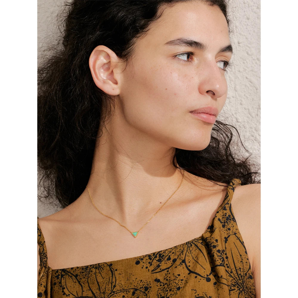 Collar Delicado Bañado en Oro 18K oPlatino de Ópalo Natural con Diseño Triángulo