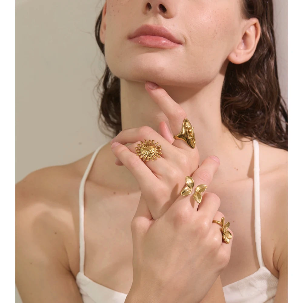 Anillo Floral Ajustable Bañado en Oro 18K o Platino— Elegancia Minimalista
