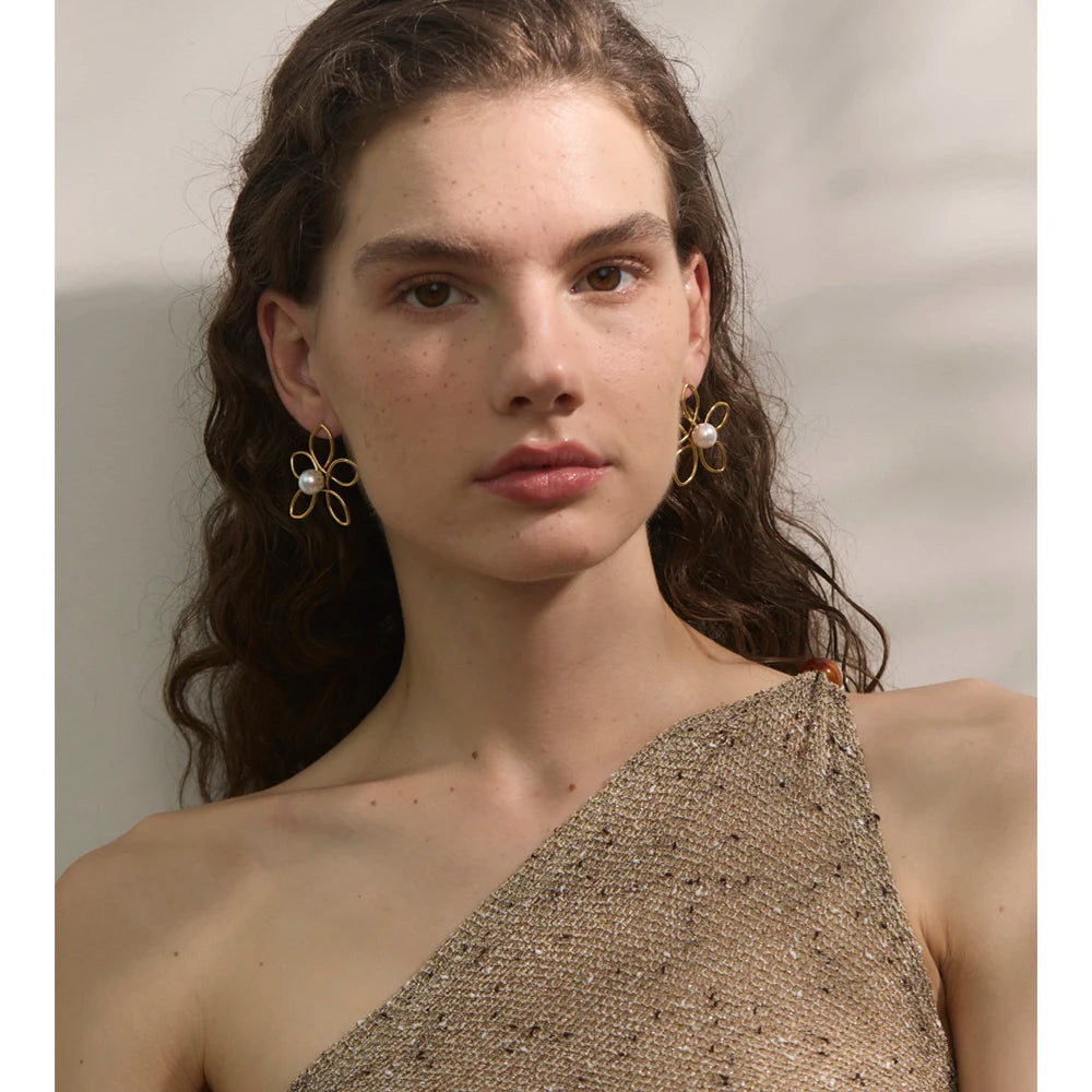 Pendientes Delicados con Perla Bañados en Oro 18K — Elegancia Veraniega