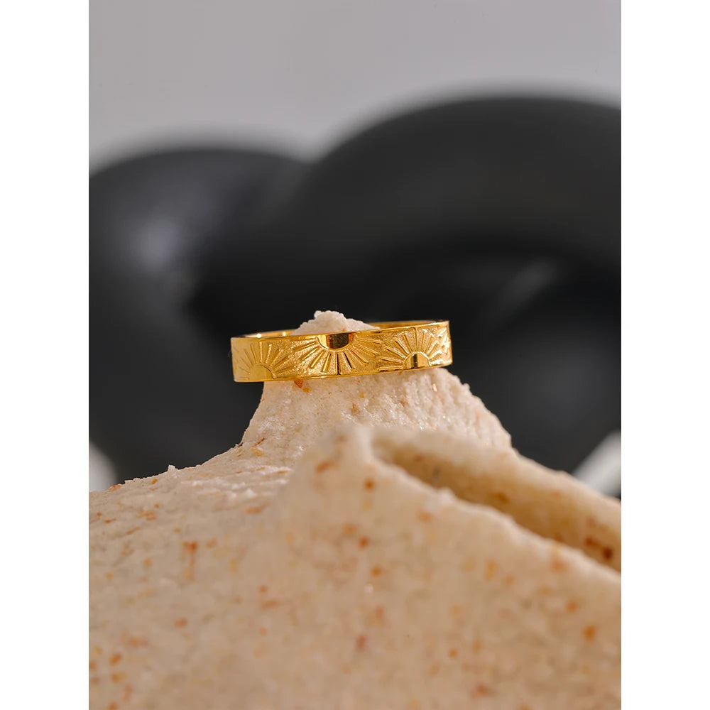 Anillo Sol Minimalista Bañado en Oro 18K
