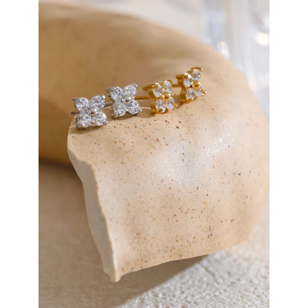 Pendientes Florales con Circonitas Bañados en Oro 18K o Platino— Elegancia Delicada