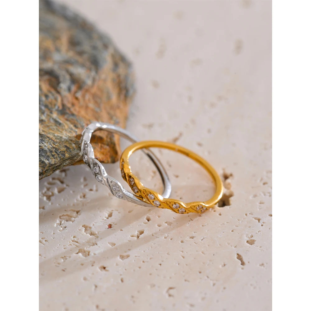 Anillo Ondulado con Circonitas Bañado en Oro 18K o Platino