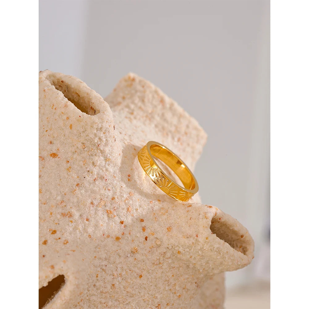 Anillo Sol Minimalista Bañado en Oro 18K