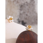 Pendientes Florales de Concha Natural Bañados en Oro 18K — Elegancia Diaria