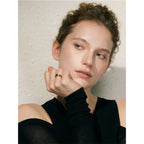 Anillo Floral Grabado Bañado en Oro 18K — Elegancia Minimalista