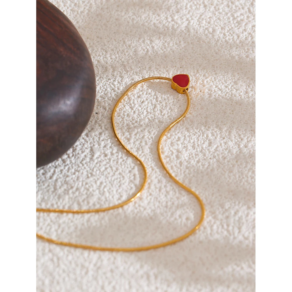 Collar Delicado Bañado en Oro 18K de Corazón Rojo — Estilo Elegante