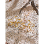 Pendientes Delicados con Perla Bañados en Oro 18K — Elegancia Veraniega
