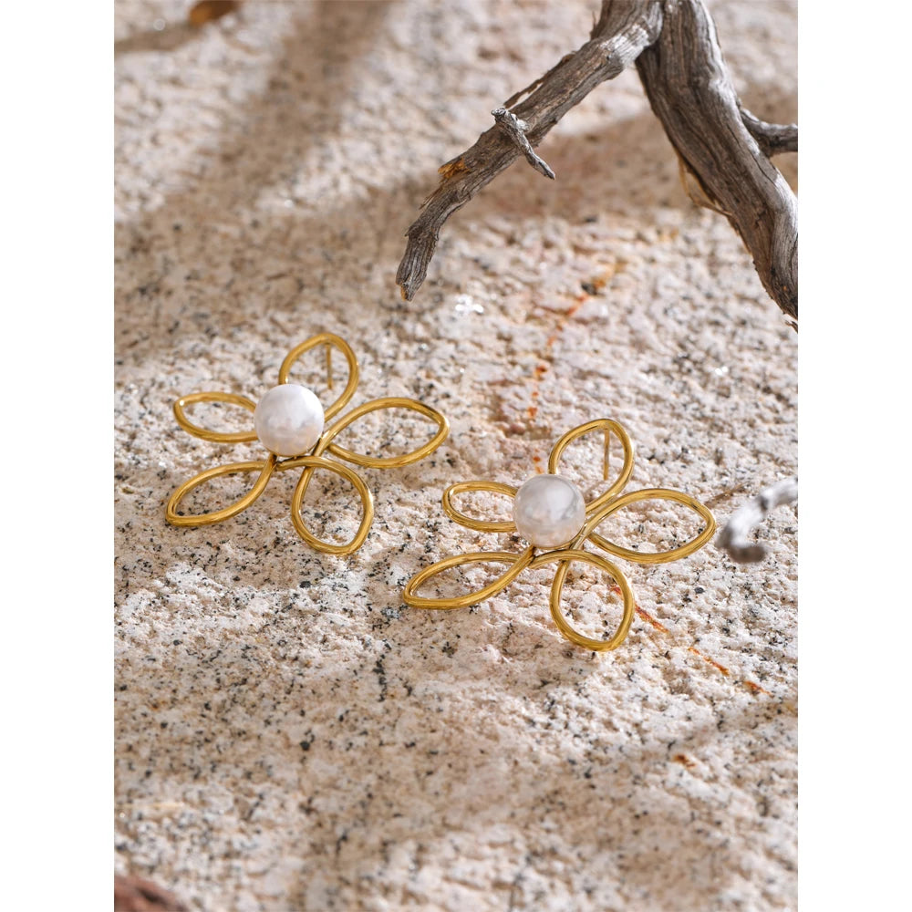 Pendientes Delicados con Perla Bañados en Oro 18K — Elegancia Veraniega