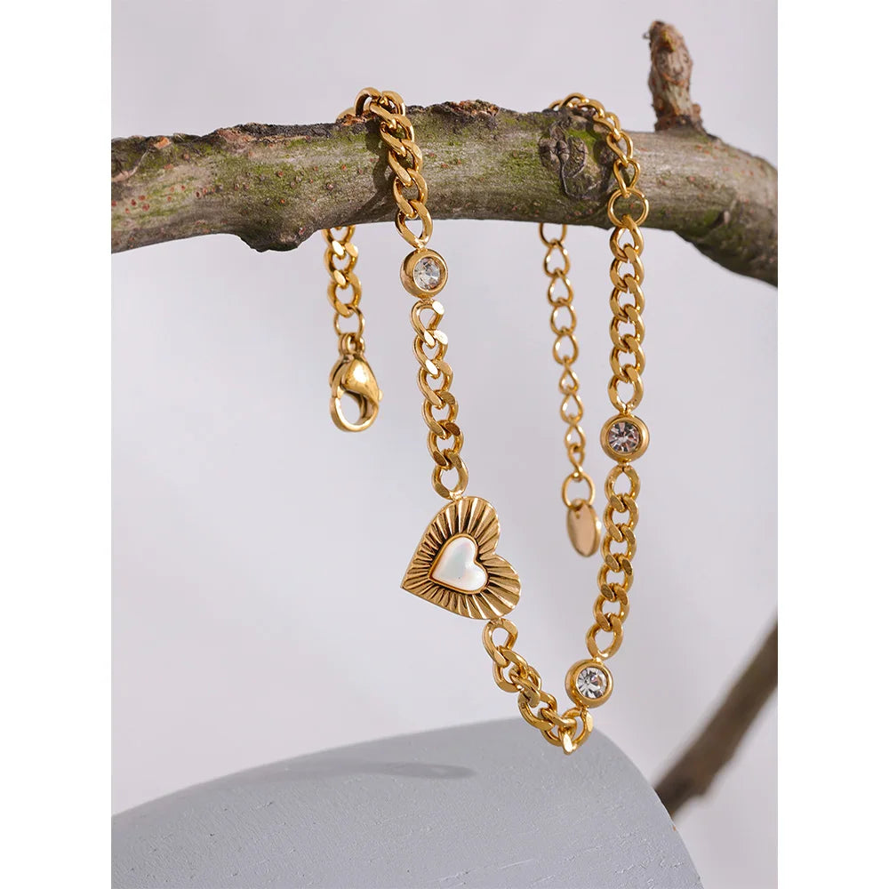Pulsera Corazón de Concha Natural Bañada en Oro 18K — Elegancia Delicada