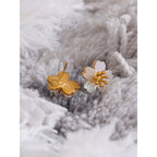 Pendientes Florales de Concha Natural Bañados en Oro 18K — Elegancia Diaria