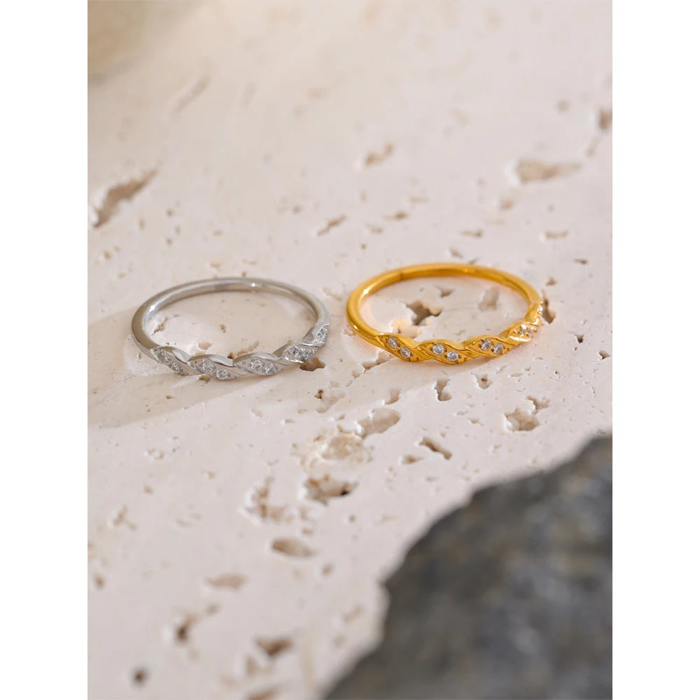 Anillo Ondulado con Circonitas Bañado en Oro 18K o Platino