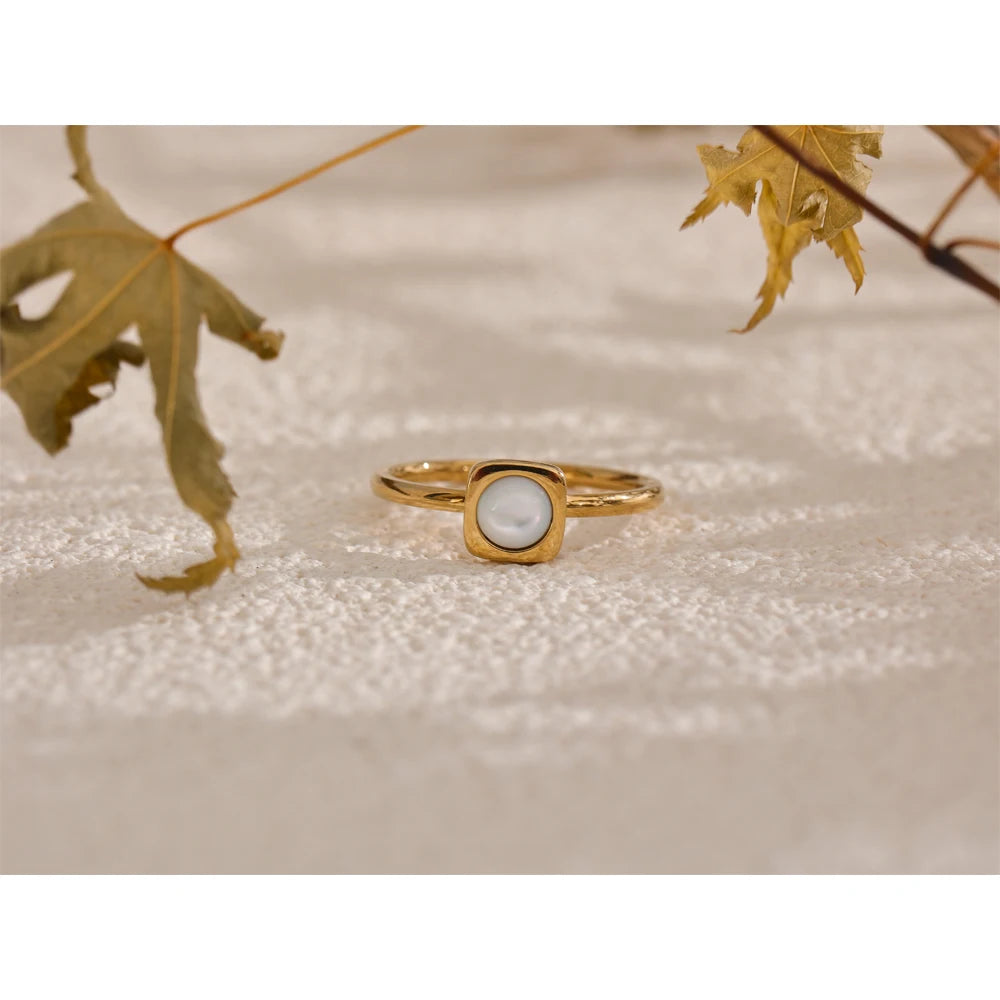 Anillo Cuadrado de Concha Natural Bañado en Oro 18K