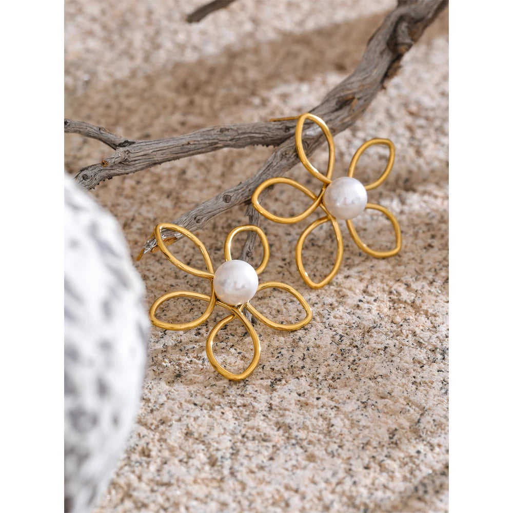 Pendientes Delicados con Perla Bañados en Oro 18K — Elegancia Veraniega