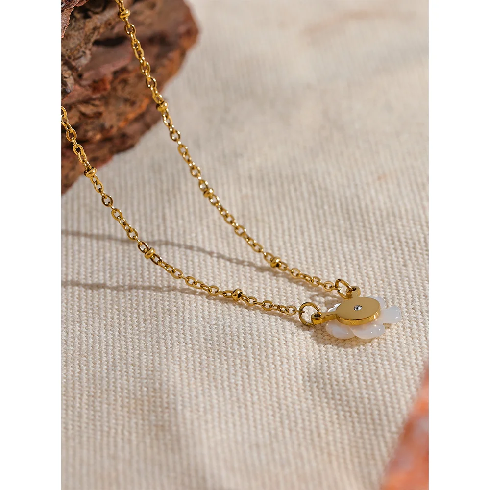 Collar Flor de Concha Natural Bañado en Oro 18K