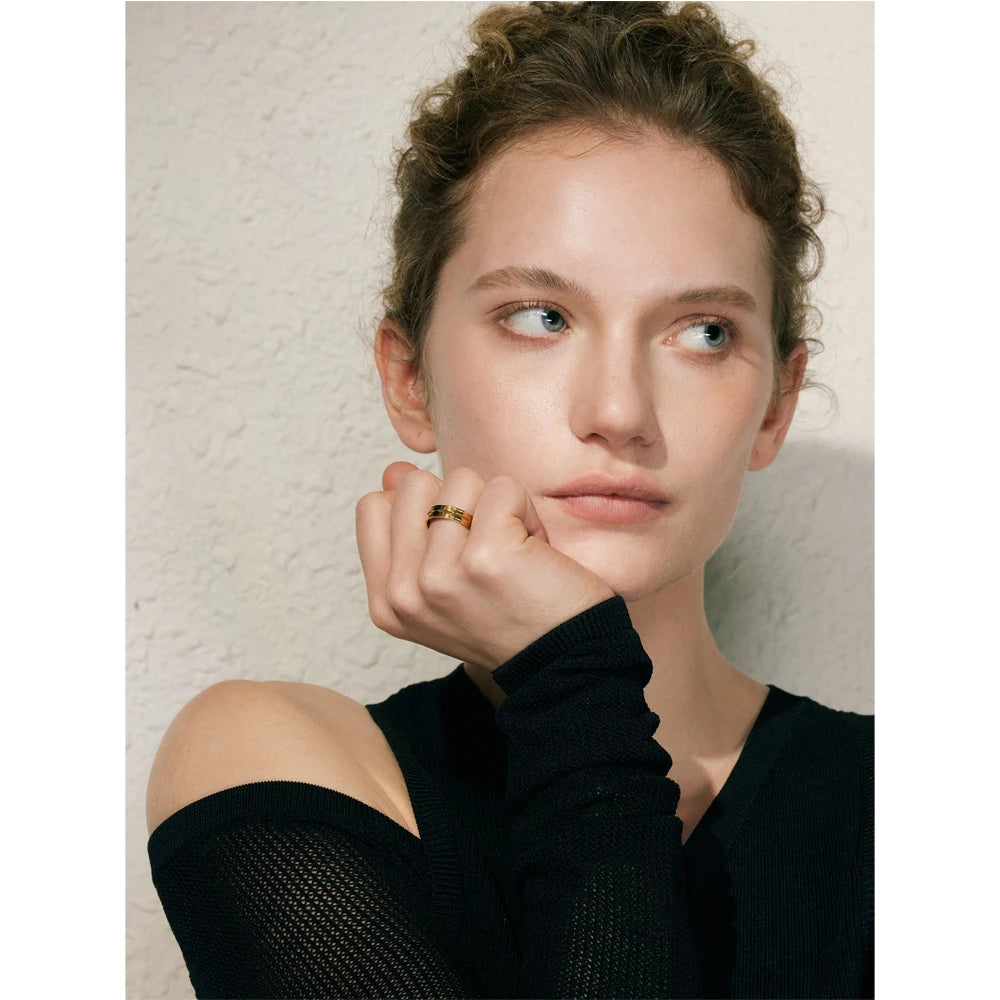 Anillo Floral Grabado Bañado en Oro 18K — Elegancia Minimalista