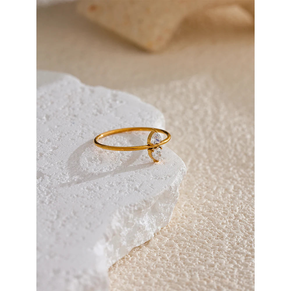 Anillo Fino con Circonita Bañado en Oro 18K — Elegancia Delicada
