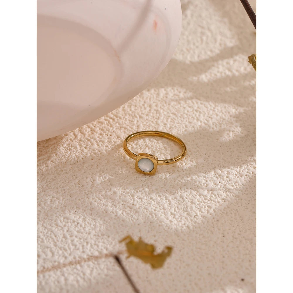 Anillo Cuadrado de Concha Natural Bañado en Oro 18K