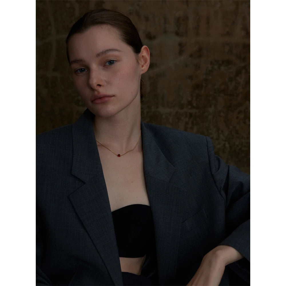 Collar Delicado Bañado en Oro 18K de Corazón Rojo — Estilo Elegante