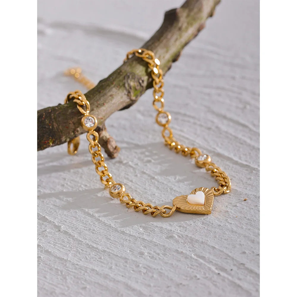 Pulsera Corazón de Concha Natural Bañada en Oro 18K — Elegancia Delicada