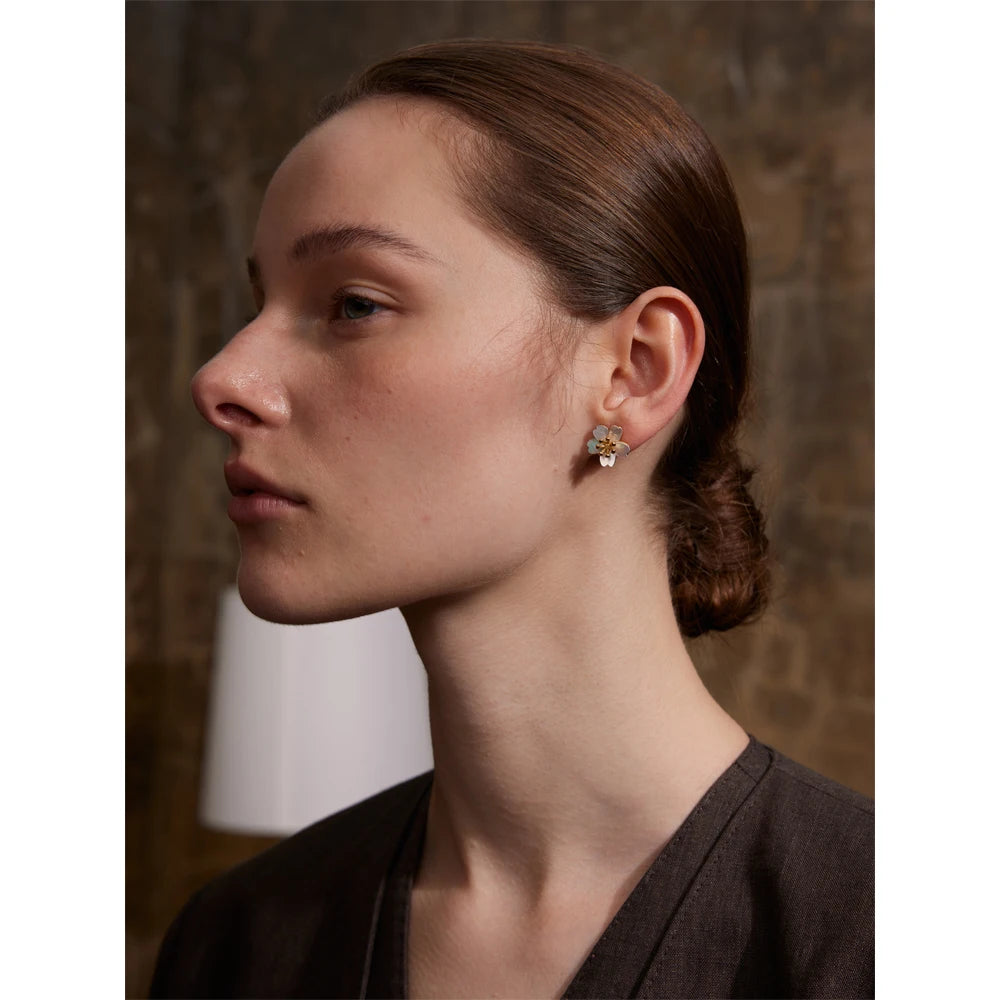 Pendientes Florales de Concha Natural Bañados en Oro 18K — Elegancia Diaria