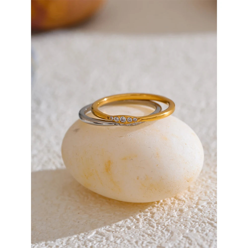 Anillo Geométrico con Circonitas Bañado en Oro 18K o Platino — Elegancia Minimalista