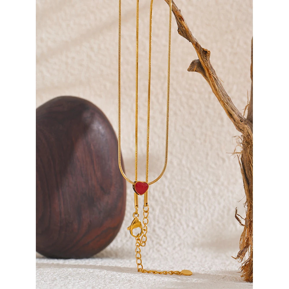 Collar Delicado Bañado en Oro 18K de Corazón Rojo — Estilo Elegante