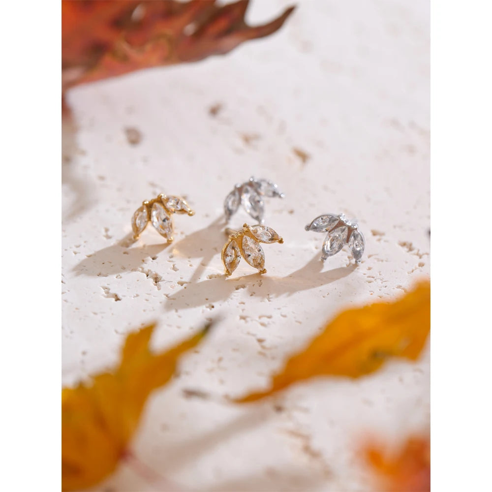 Pendientes Pequeños de Flor con Circonitas Bañados en Oro 18K o Platino — Estilo Coreano