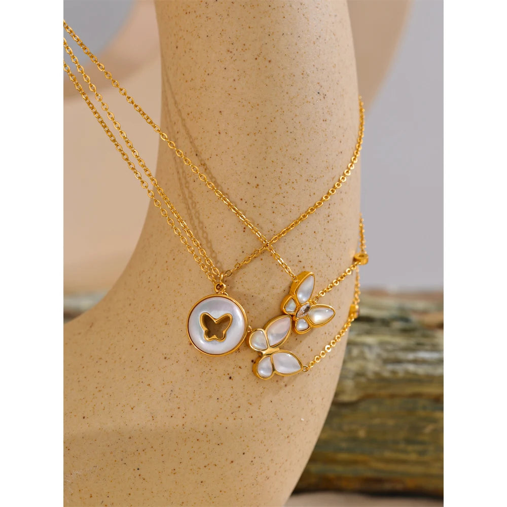 Collar Delicado Bañado en Oro 18K de Mariposa con Concha Natural