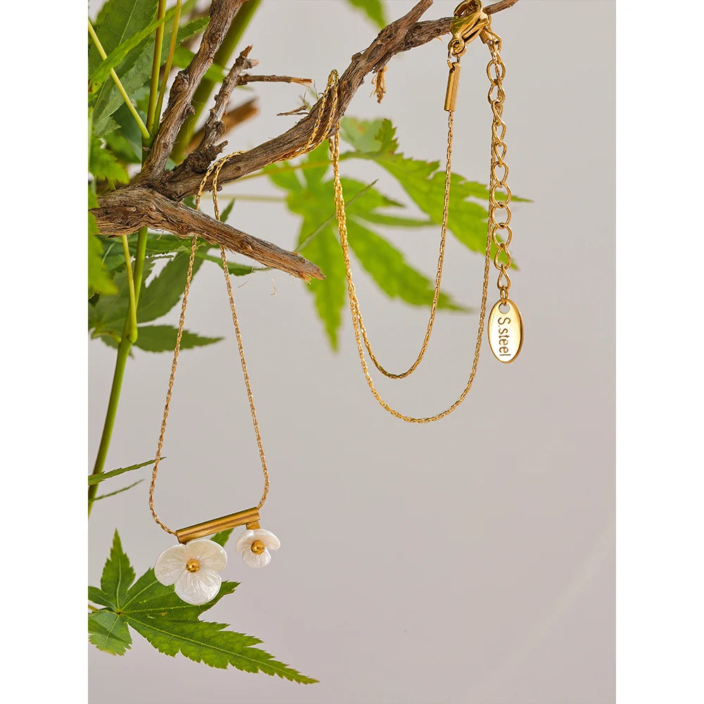 Collar Flor Romántica con Baño de Oro Real 18K