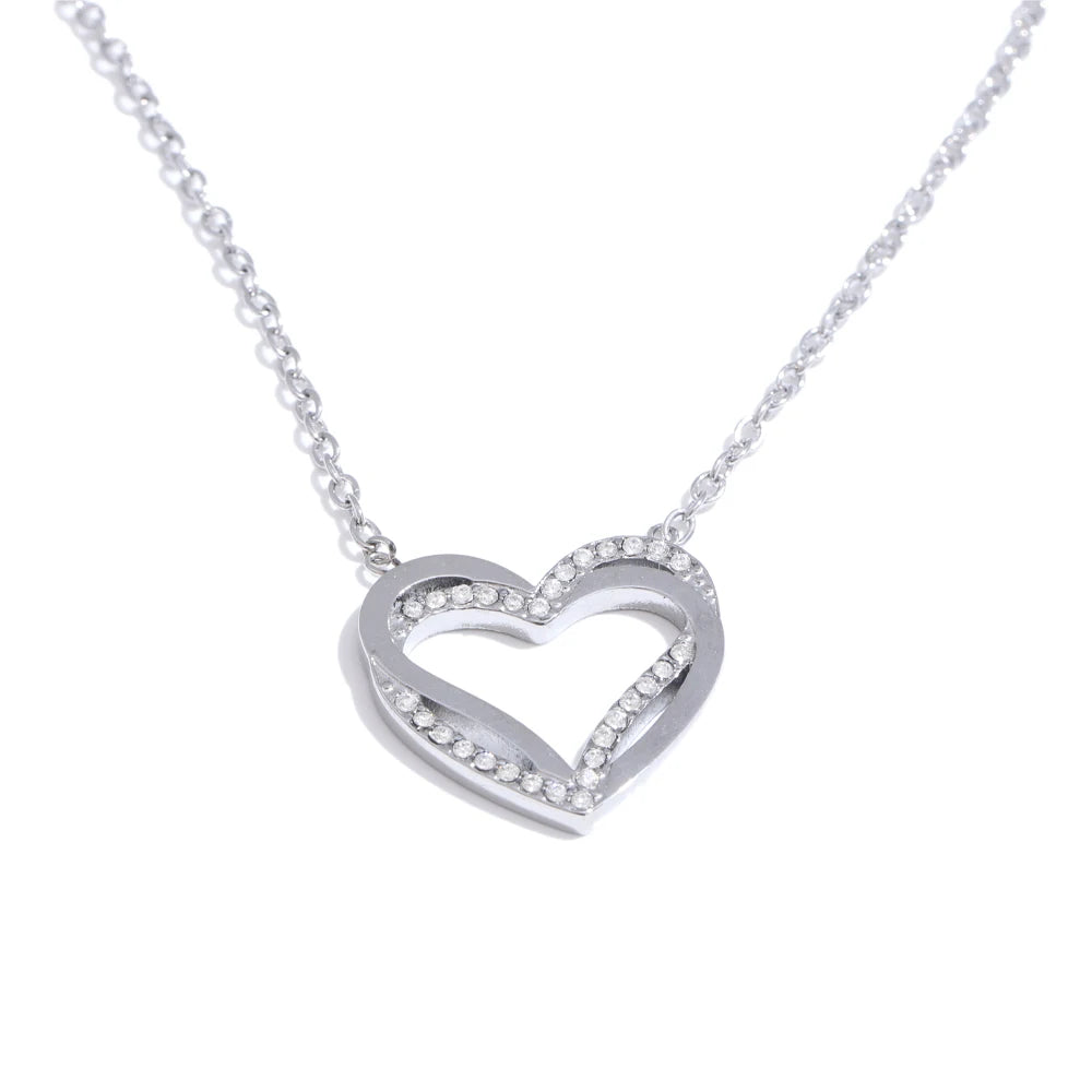 Collar Bañado en Oro 18K o Platino de Corazón Calado con Circonitas — Elegancia Romántica