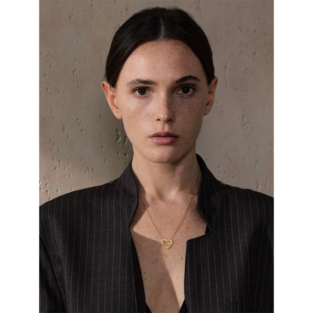 Collar Bañado en Oro 18K o Platino de Corazón Calado con Circonitas — Elegancia Romántica