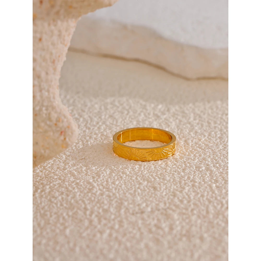 Anillo Sol Minimalista Bañado en Oro 18K
