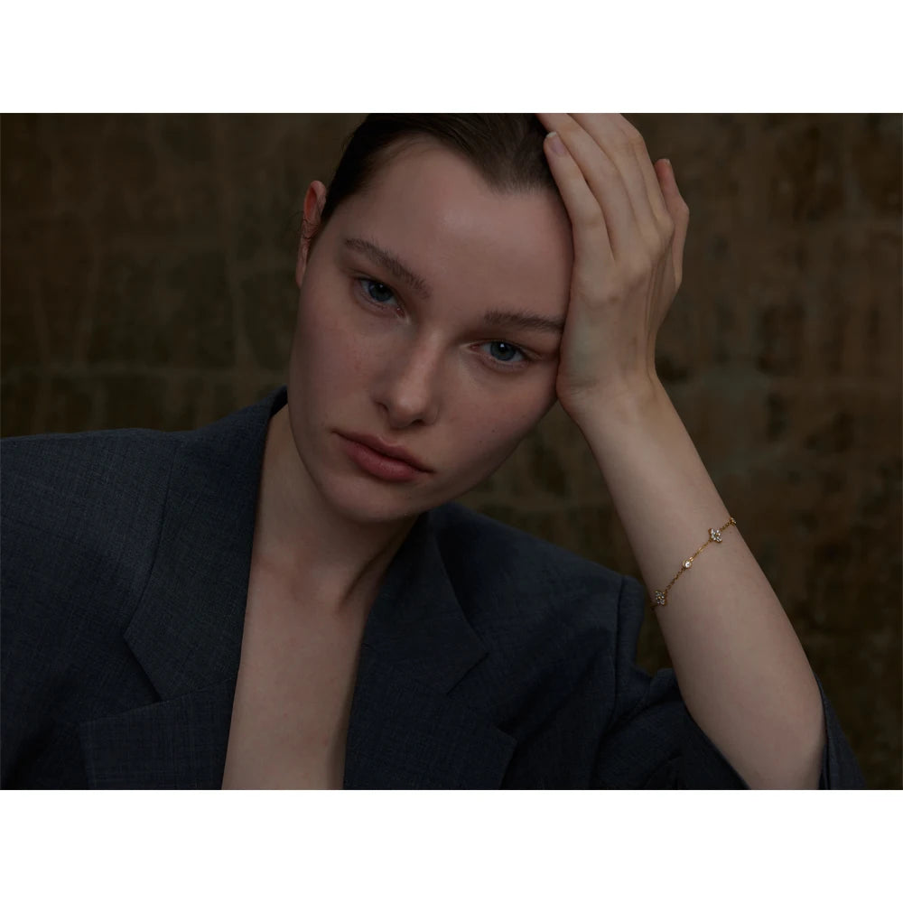 Pulsera Minimalista Floral Bañada en Oro 18K o Platino — Estilo Sofisticado