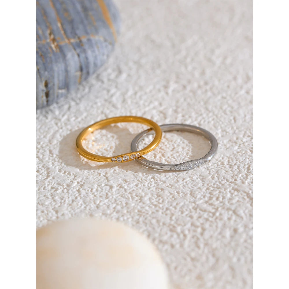 Anillo Geométrico con Circonitas Bañado en Oro 18K o Platino — Elegancia Minimalista